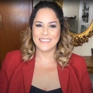 Quem é a autora do curso de Unhas de Fibra Acrílica