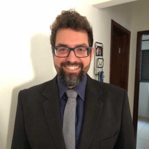 Quem é o Professor Vinicius Oliveira