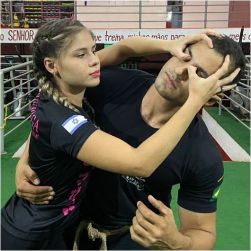 Treinamento prático de defesa pessoal com técnica de reação e imobilização no Krav Maga Caveira