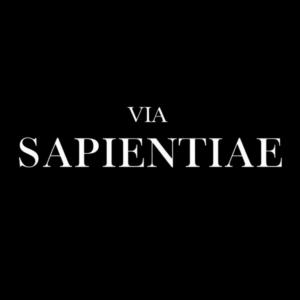 Logo da formação Via Sapientiae em fundo preto