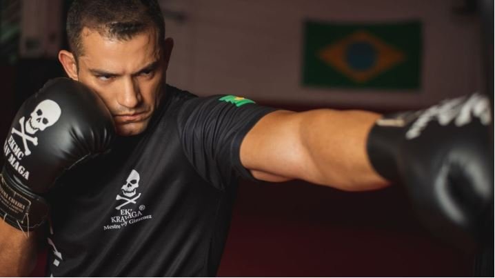 Wesley Gimenez treinando técnicas de defesa pessoal e combate urbano no Krav Maga Caveira.